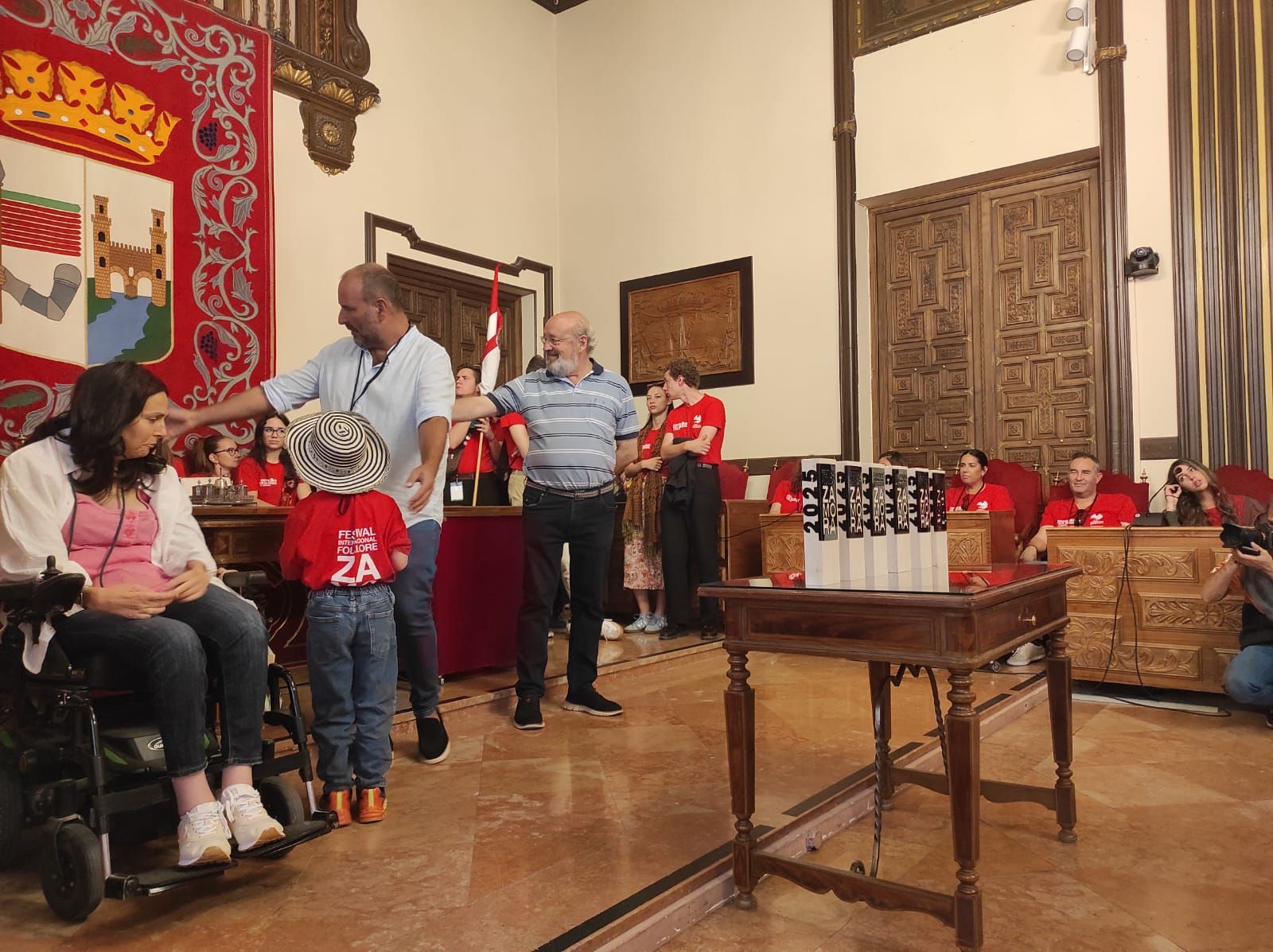 El Ayuntamiento de Zamora acoge a los componentes del XXI festival Internacional de folclore