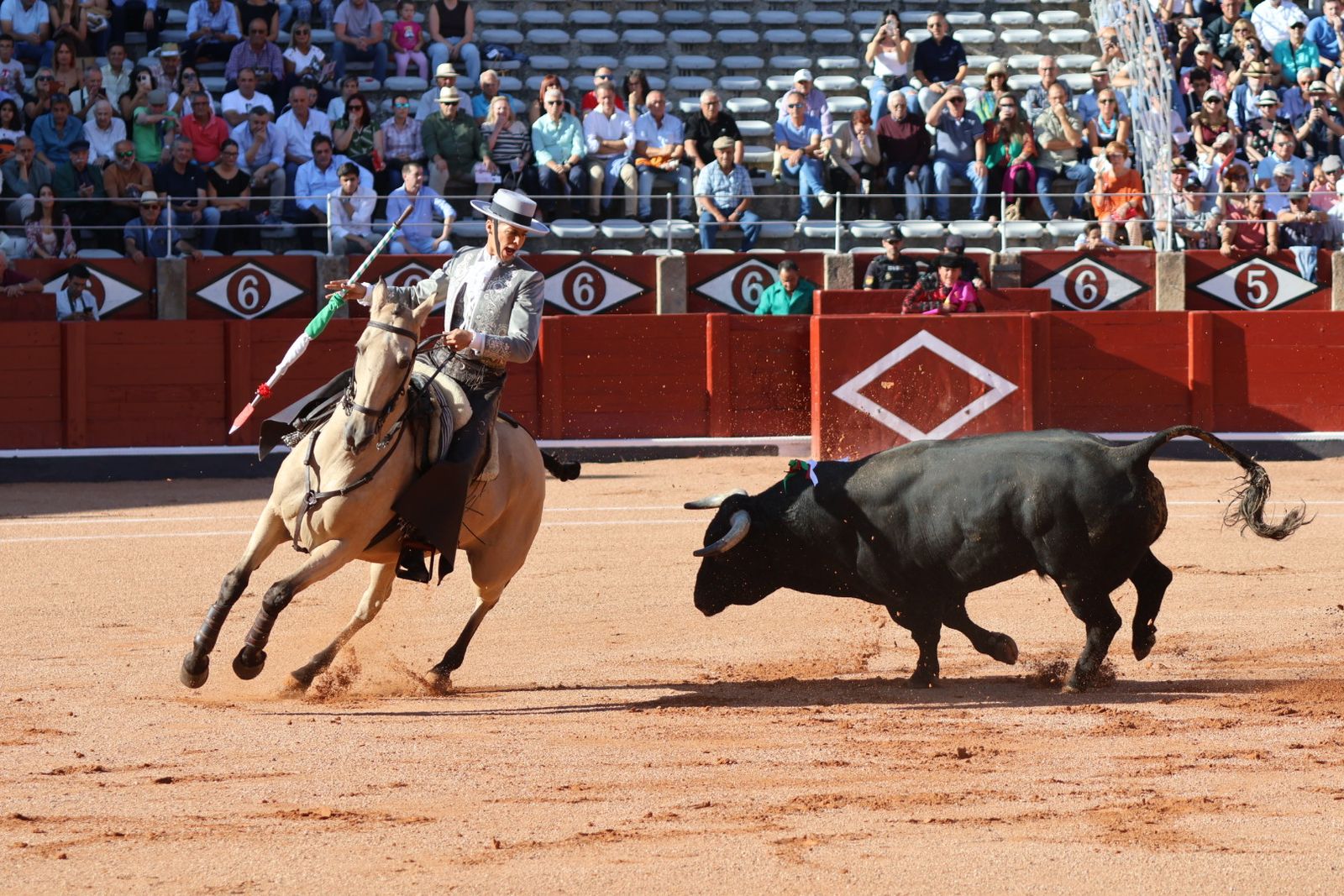 La Glorieta revive el aroma de la feria taurina con el primer festejo: Lea Vicens, Raquel Martín y Olga Casado