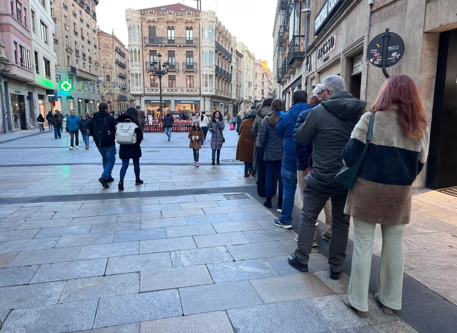 Largas colas en Salamanca por la ilusión ilusión navideña del número de la Lotería de la USAL