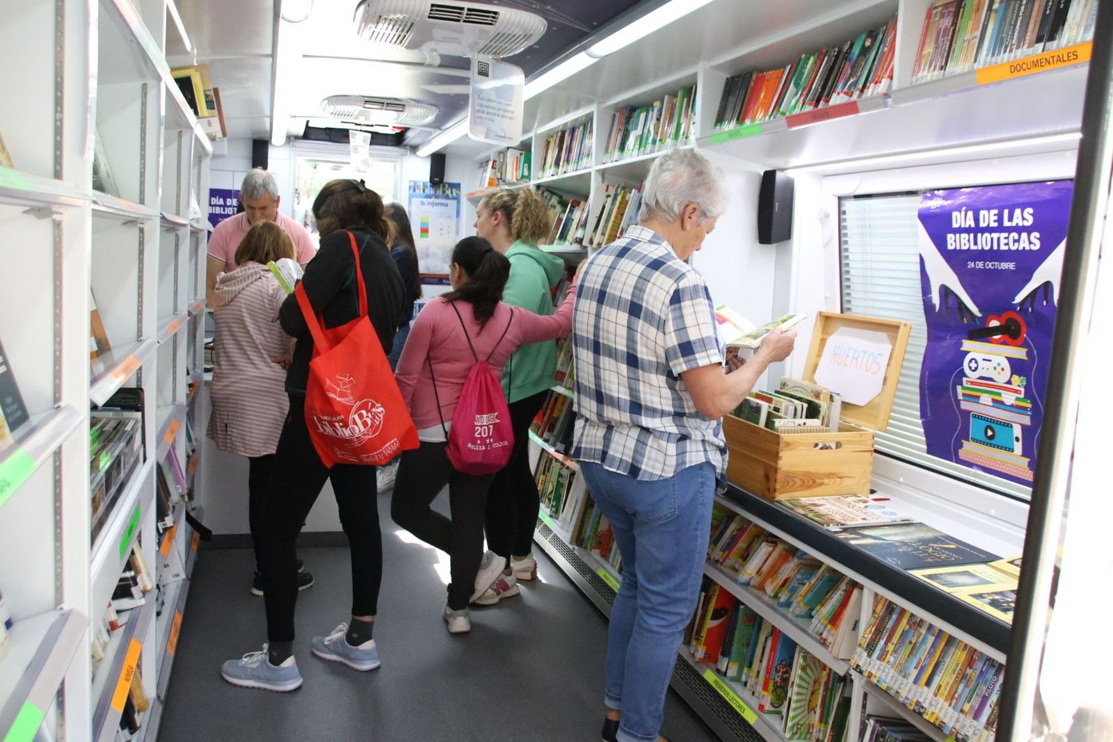 Bibliobús en Robliza de Cojos. Fotos Andrea M.
