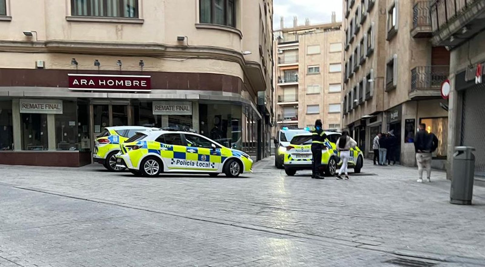 Presencia policial en la zona tras el desalojo del 'after'