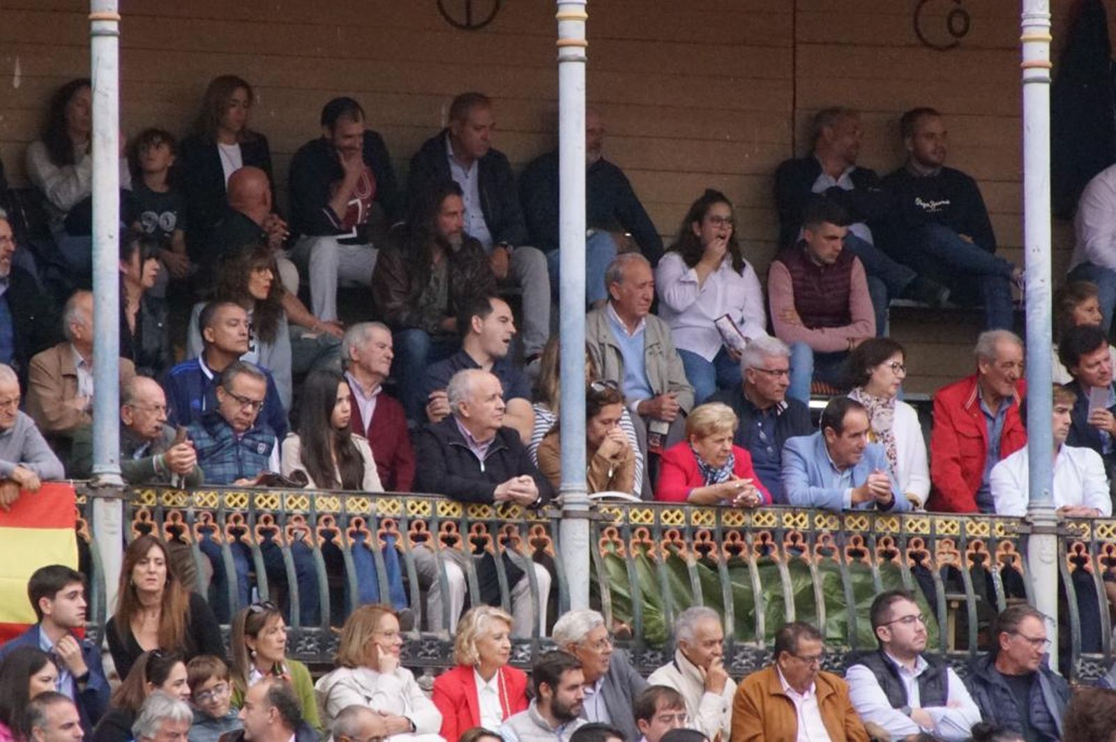 tendidos-de-la-glorieta-durante-la-corrida-de-garcia-y-olga-jimenez-38