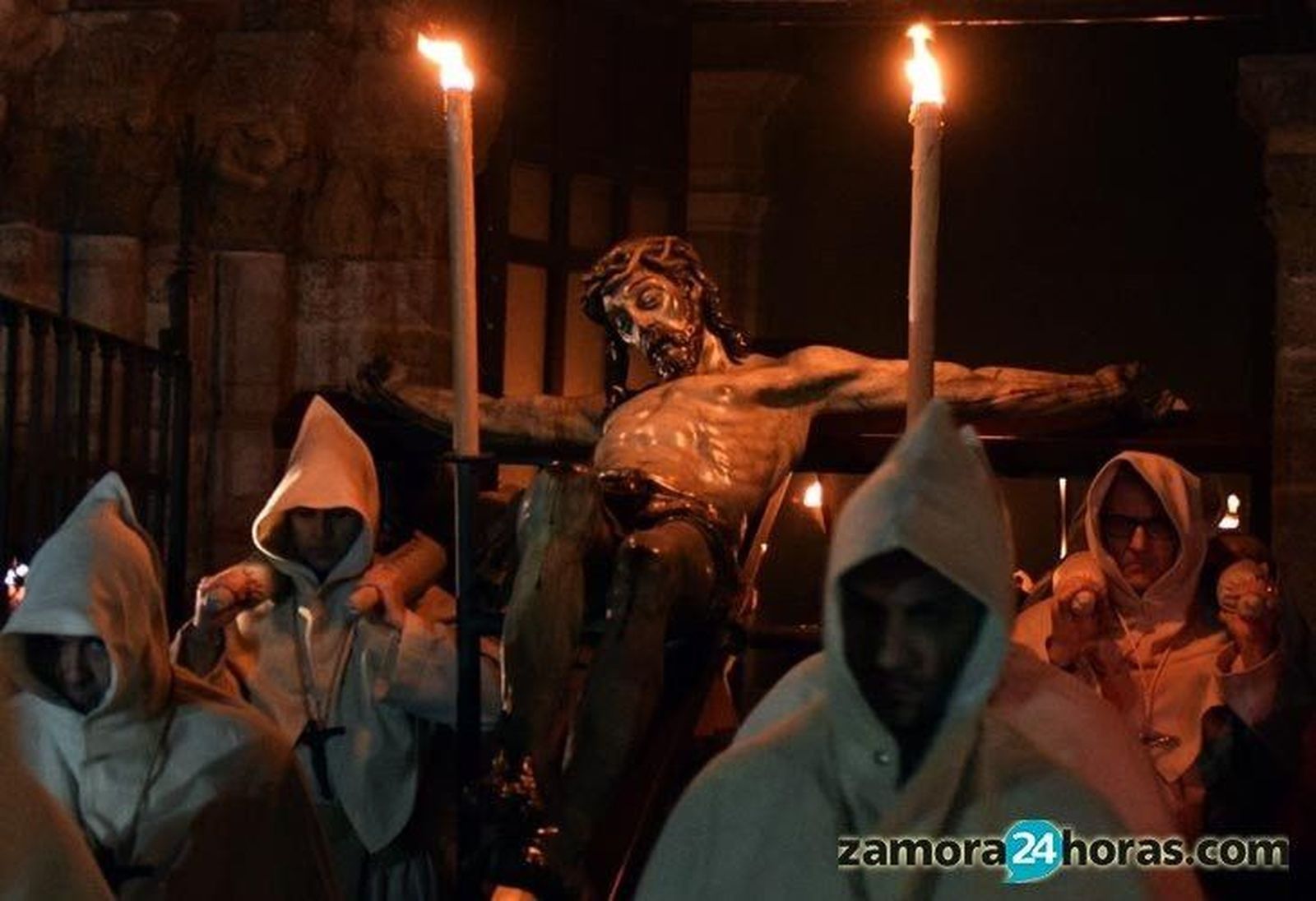 La noche zamorana se llena del luz bajo las antorchas de la Buena Muerte