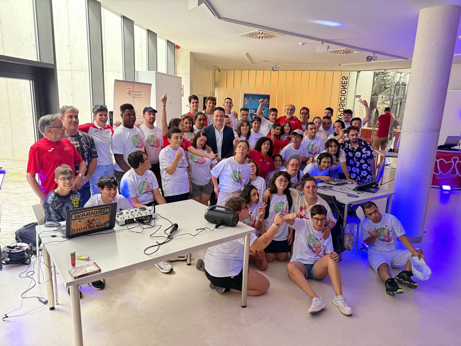 El concejal de Juventud, Pedro Martínez, visita a los participantes en las semicolonias urbanas de Aviva Salamanca