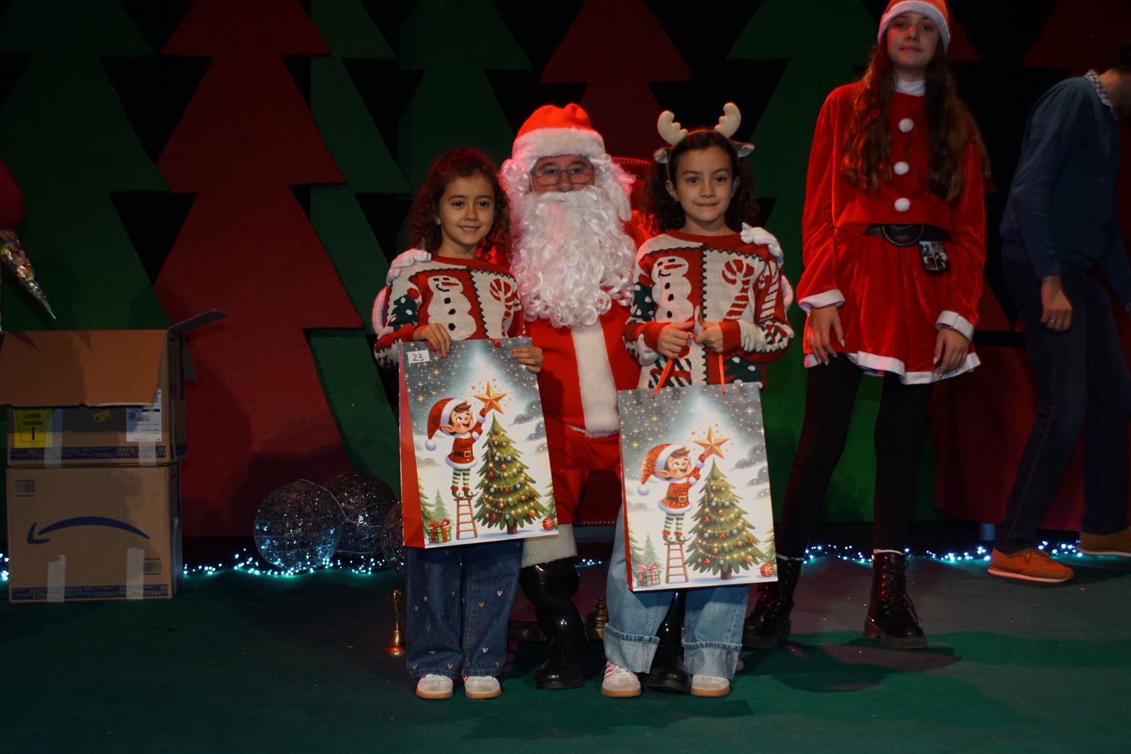 Papá Noel recorre las calles de Alba de Tormes y entrega regalos a los niños
