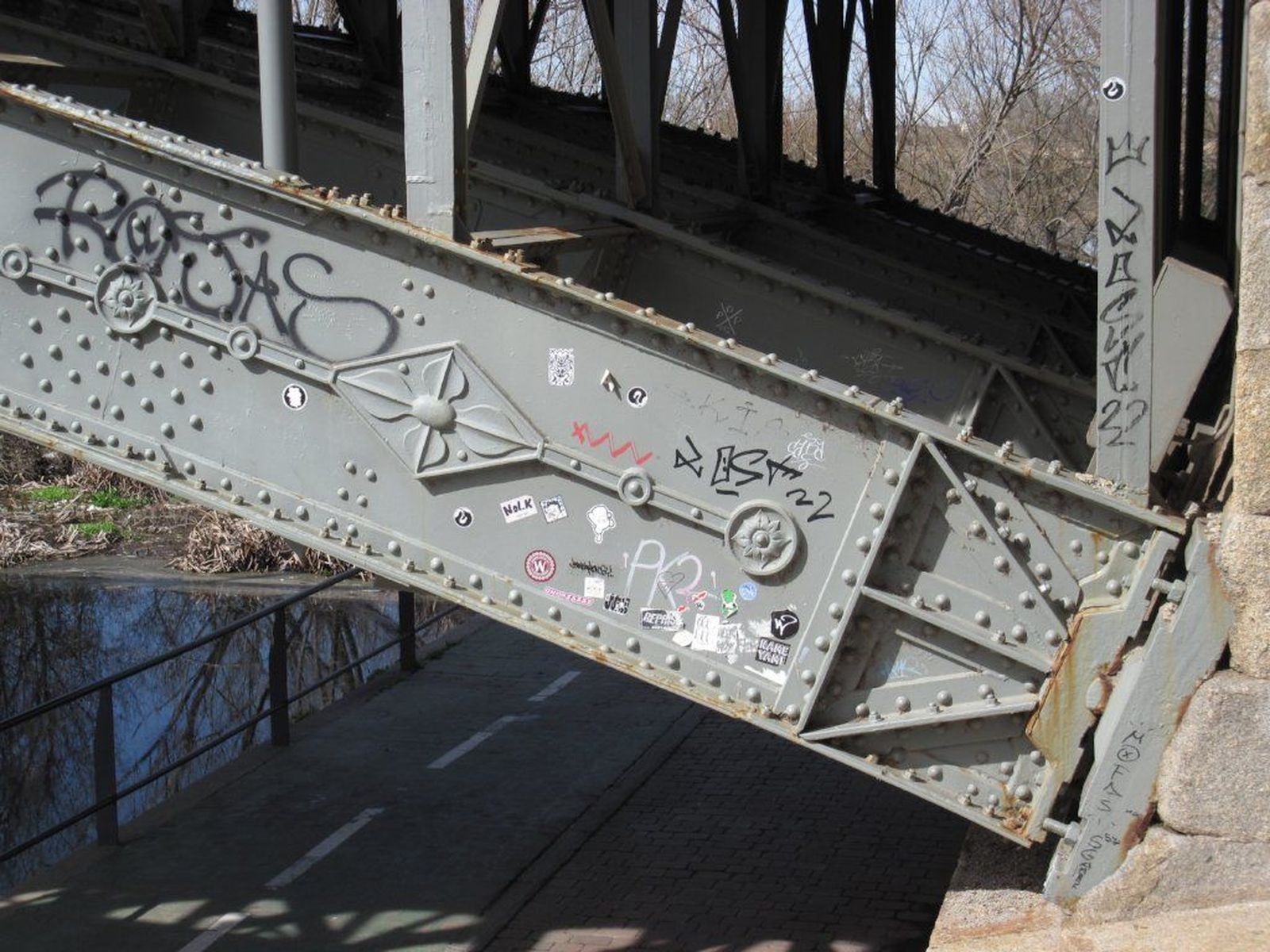 Pintadas en el Puente de Enrique Estevan. Foto: Ciudadanos por la Defensa del Patrimonio de Salamanca
