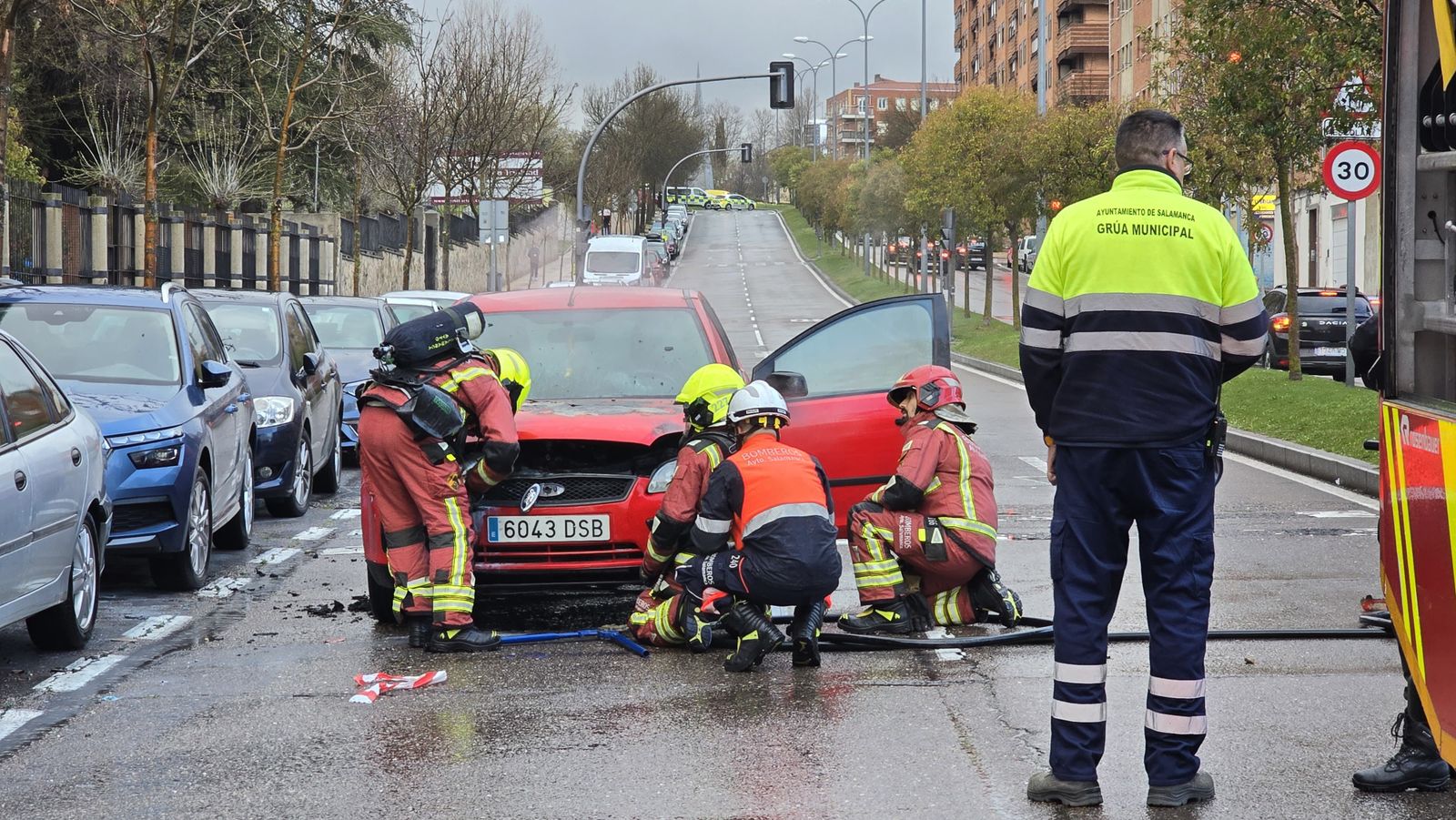 Incendio de un coche en la calle Peña de Francia
