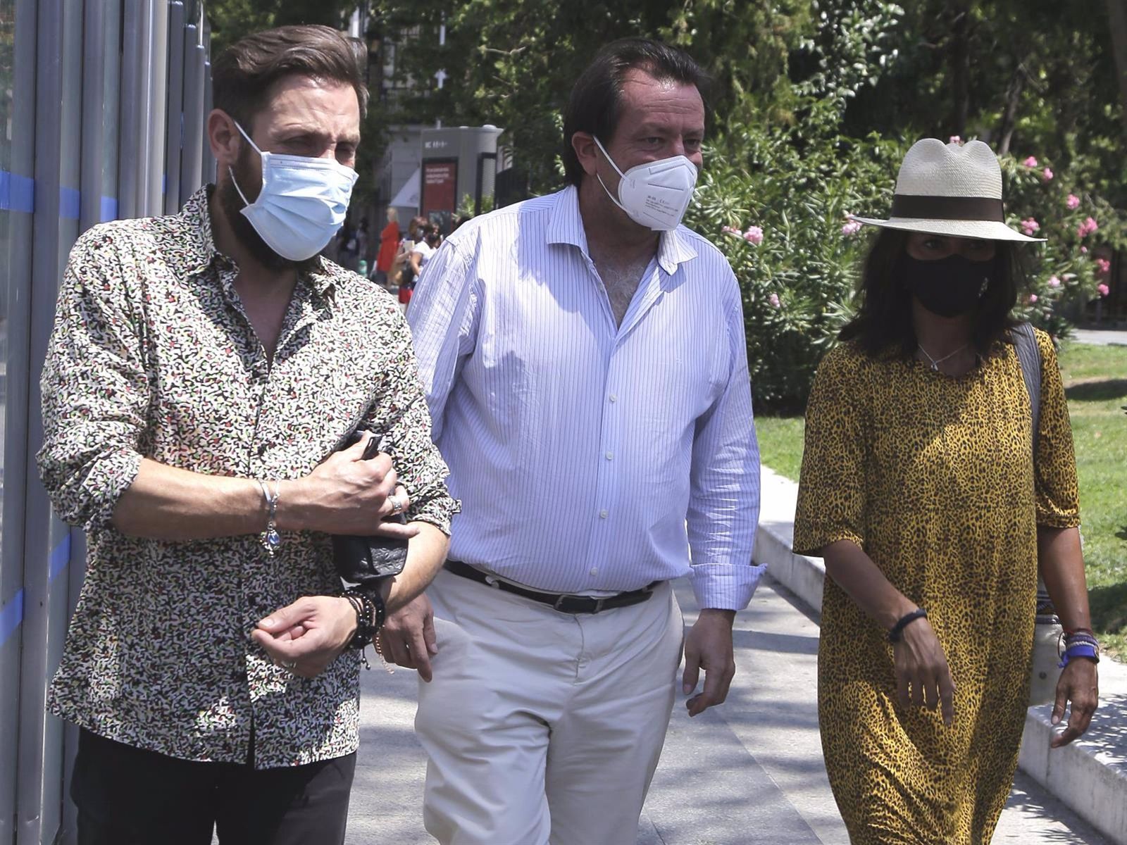 Antonio David Flores y Olga Moreno con su abogado, Iván Hernández. EP