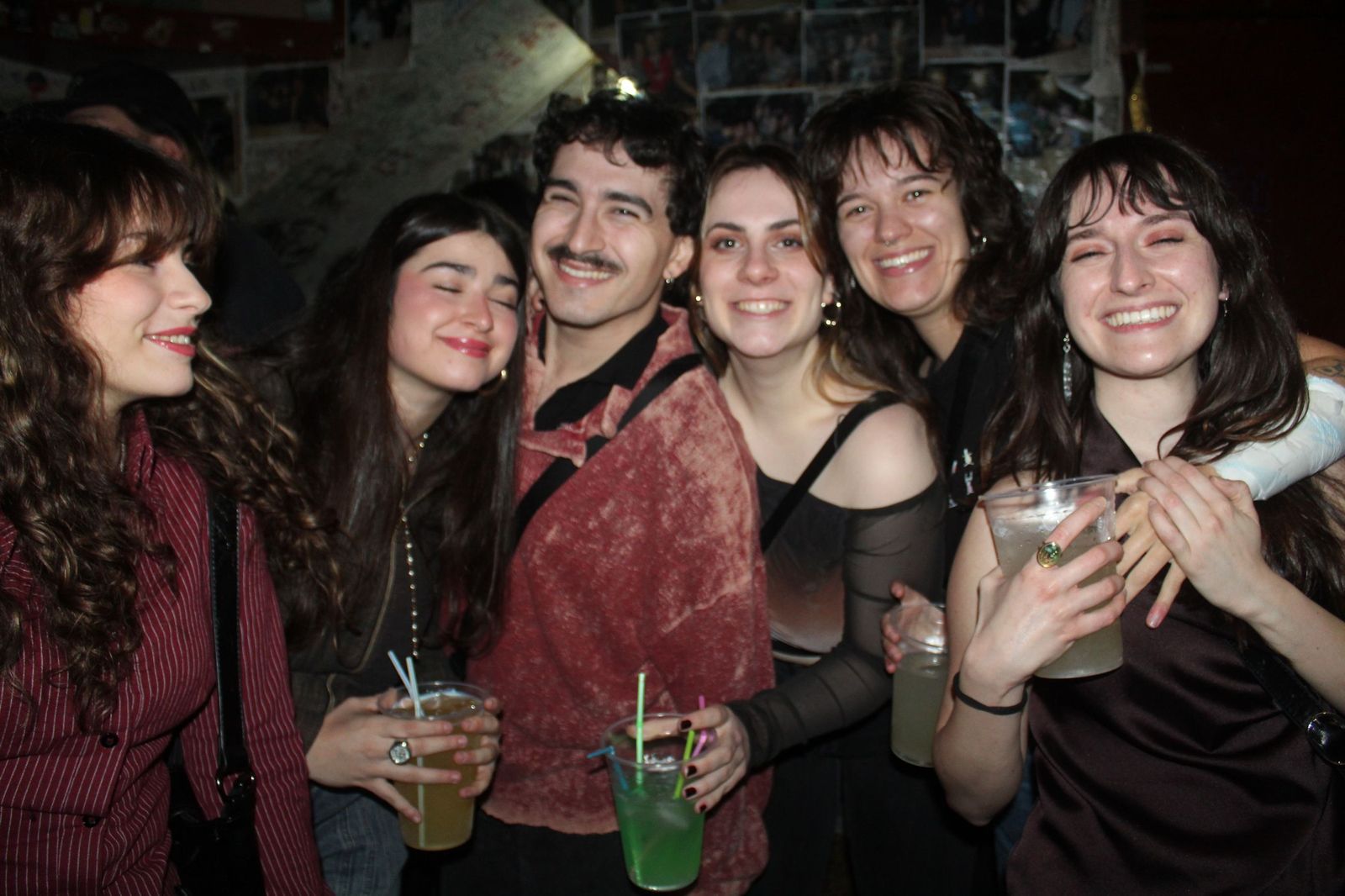 La fiesta de Salamanca moviliza a los jóvenes a divertirse a pesar del mal tiempo