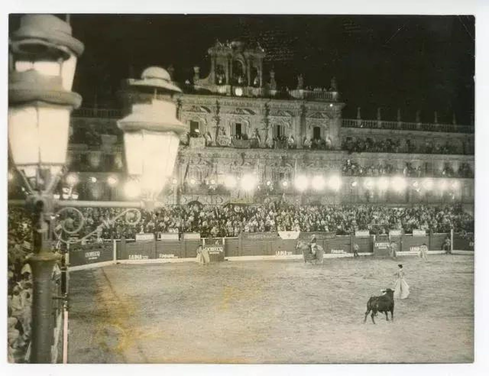 Coso taurino en la Plaza Mayor de Salamanca: Recuerdos de Salamanca Coso taurino en la Plaza Mayor de Salamanca: Recuerdos de Salamanca