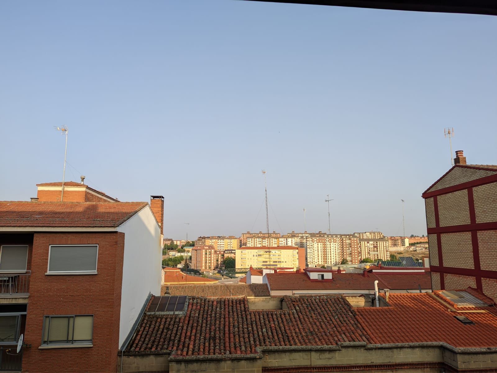 Cielo gris por las partículas de ozono y polvo africano. Archivo