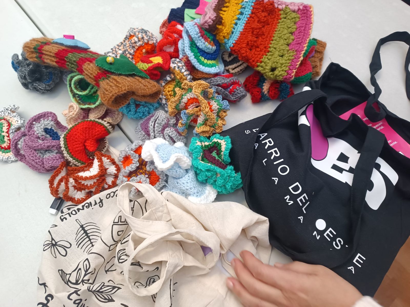 La Asociación ZOES entrega juegos hiperbólicos y manguitos tejidos a ganchillo con lana a entidades sociales de Salamanca