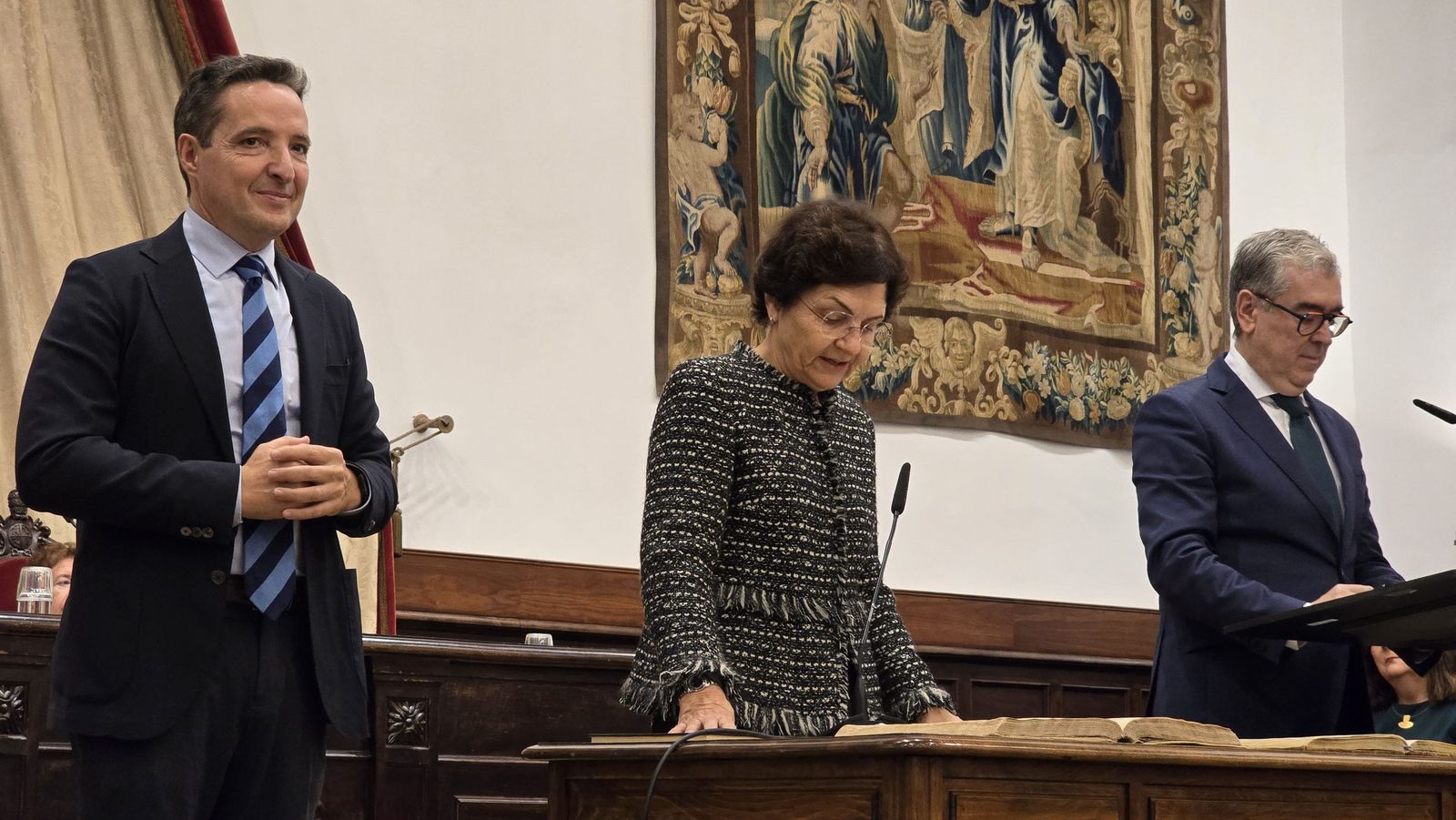 El rector de la Universidad de Salamanca preside el acto de toma de posesión de nuevos cargos académicos y del personal docente e investigador