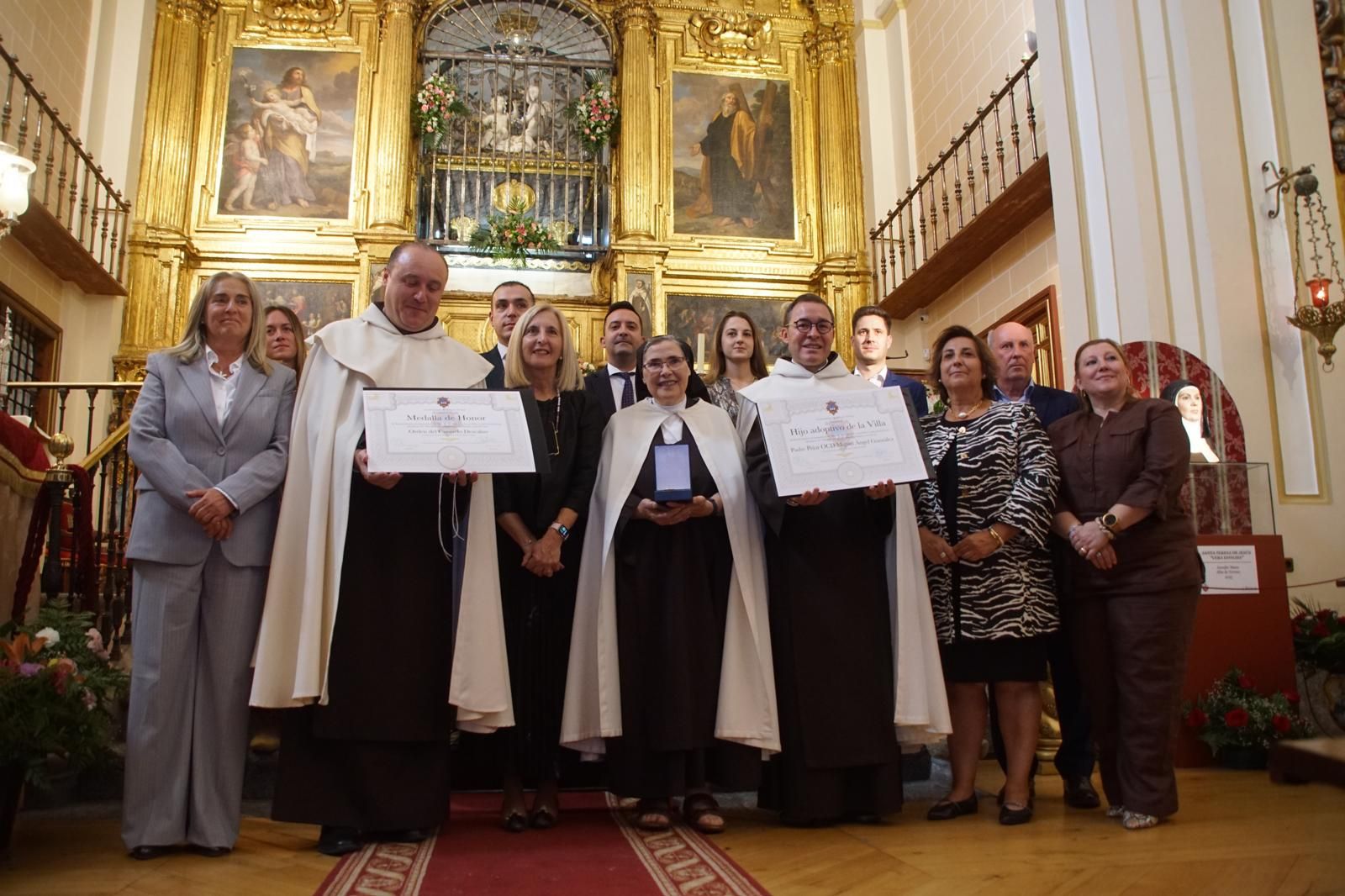 Alba nombra hijo adoptivo al prior Miguel Angel González  (38).jpeg