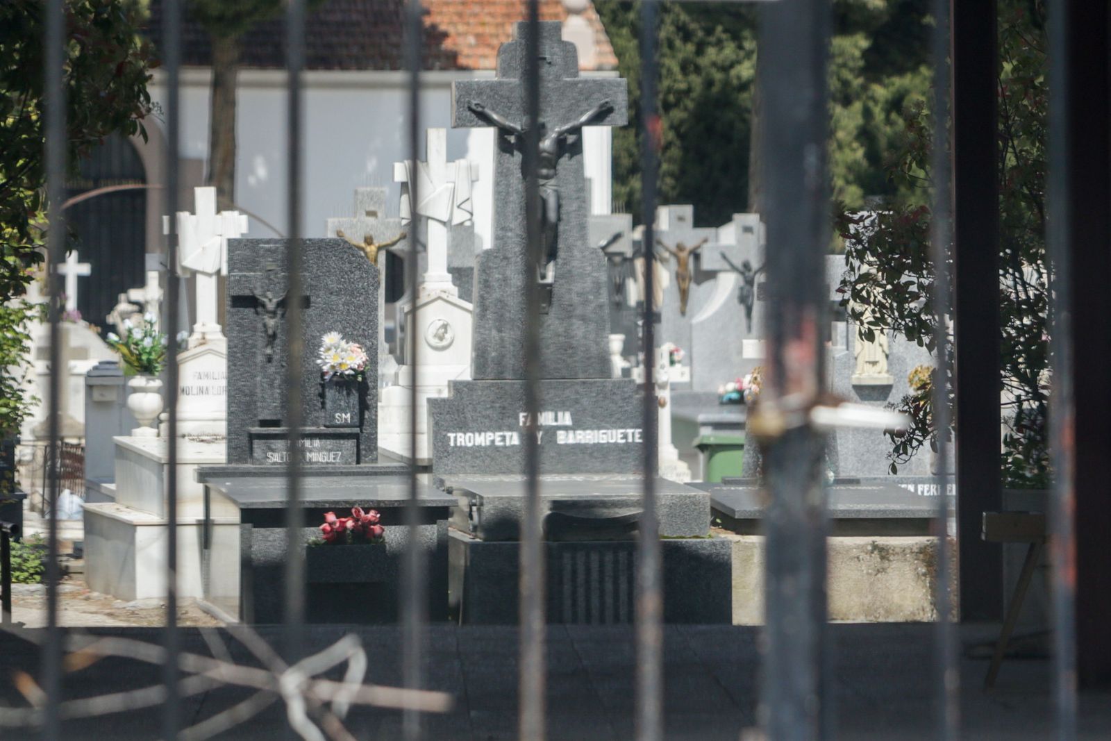 Entrada del Cementerio Municipal de Ciempozuelos (Madrid) desde la que se ve varias tumbas, durante la cuarta semana del Estado de Alarma decretado por el Gobierno por la crisis del coronavirus Entrada del Cementerio Municipal de Ciempozuelos (Madrid) desde la que se ve varias tumbas, durante la cuarta semana del Estado de Alarma decretado por el Gobierno por la crisis del coronavirus