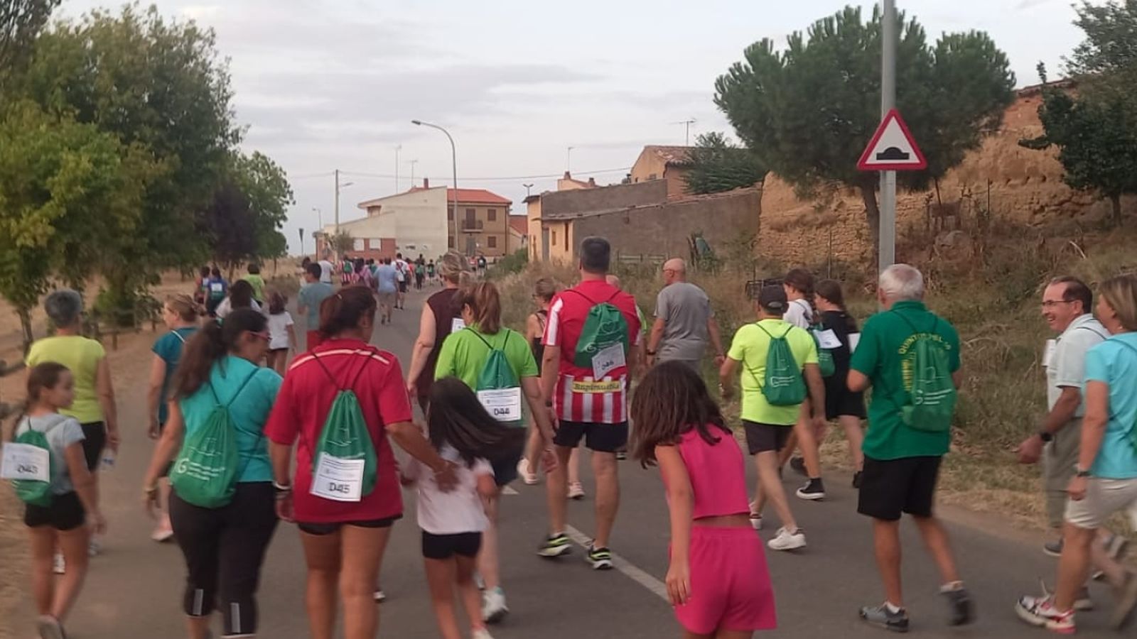 Más de 250 almas solidarias de Castroverde de Campos caminan contra el cáncer