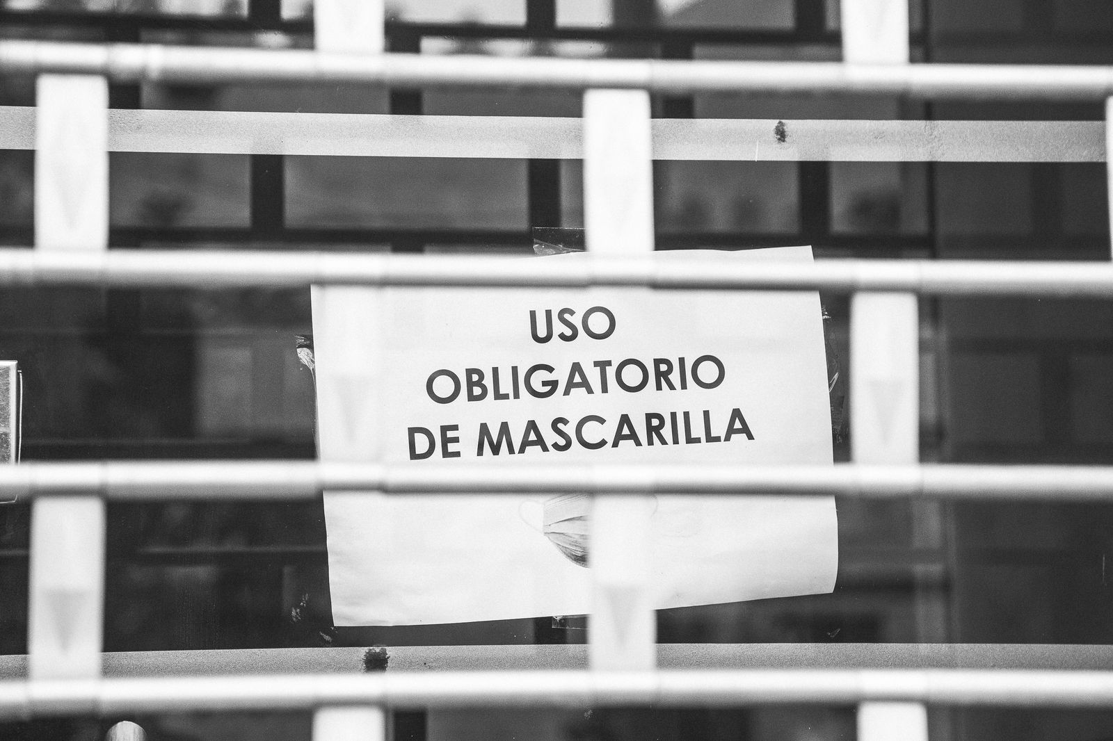 Un cártel en el que se lee: `Uso obligatorio de mascarilla´,en  Badajoz, Extremadura (España), a 9 de enero de 2021. Extremadura ha batido un récord de la pandemia al notificar una incidencia de 1