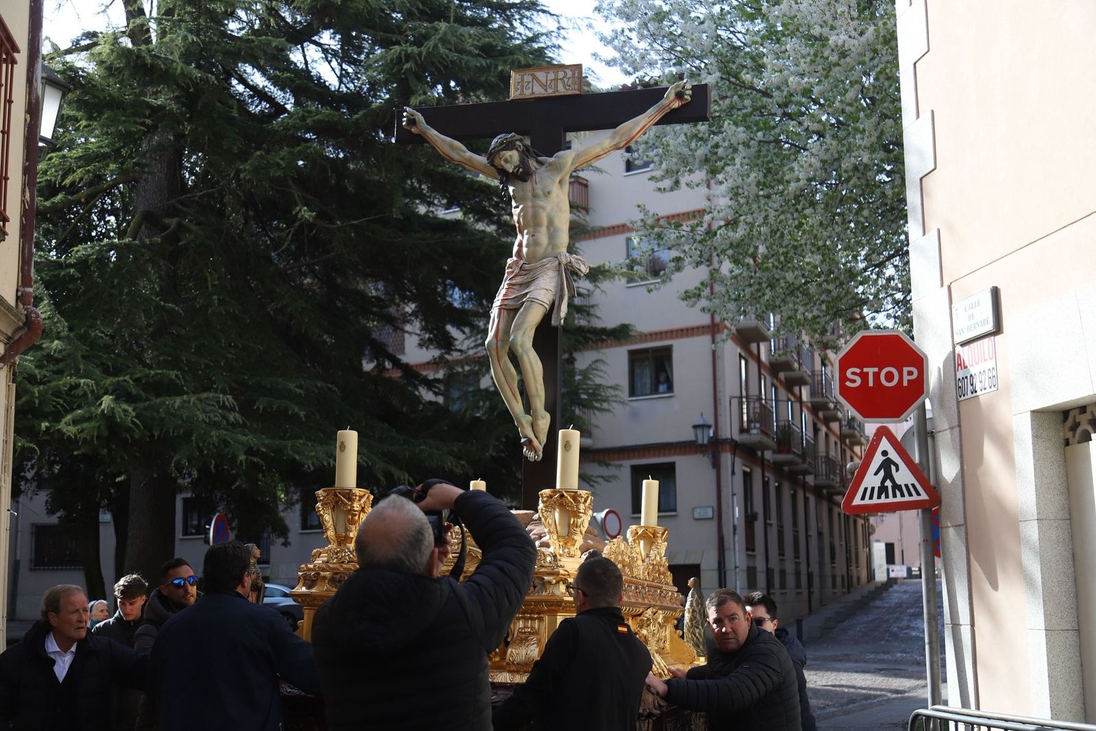 GALERÍA | Colocación del Cristo de las Injurias en su mesa procesional
