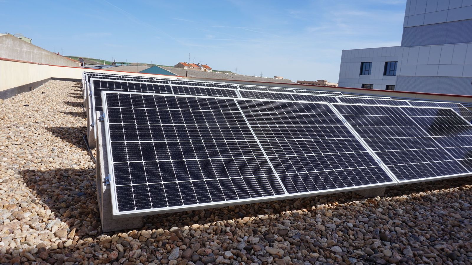 carlos-garcia-carbayo-y-el-presidente-de-air-institute-juan-manuel-corchado-firman-el-acuerdo-de-cesion-del-centro-de-iot-e-inteligencia-artificia-39