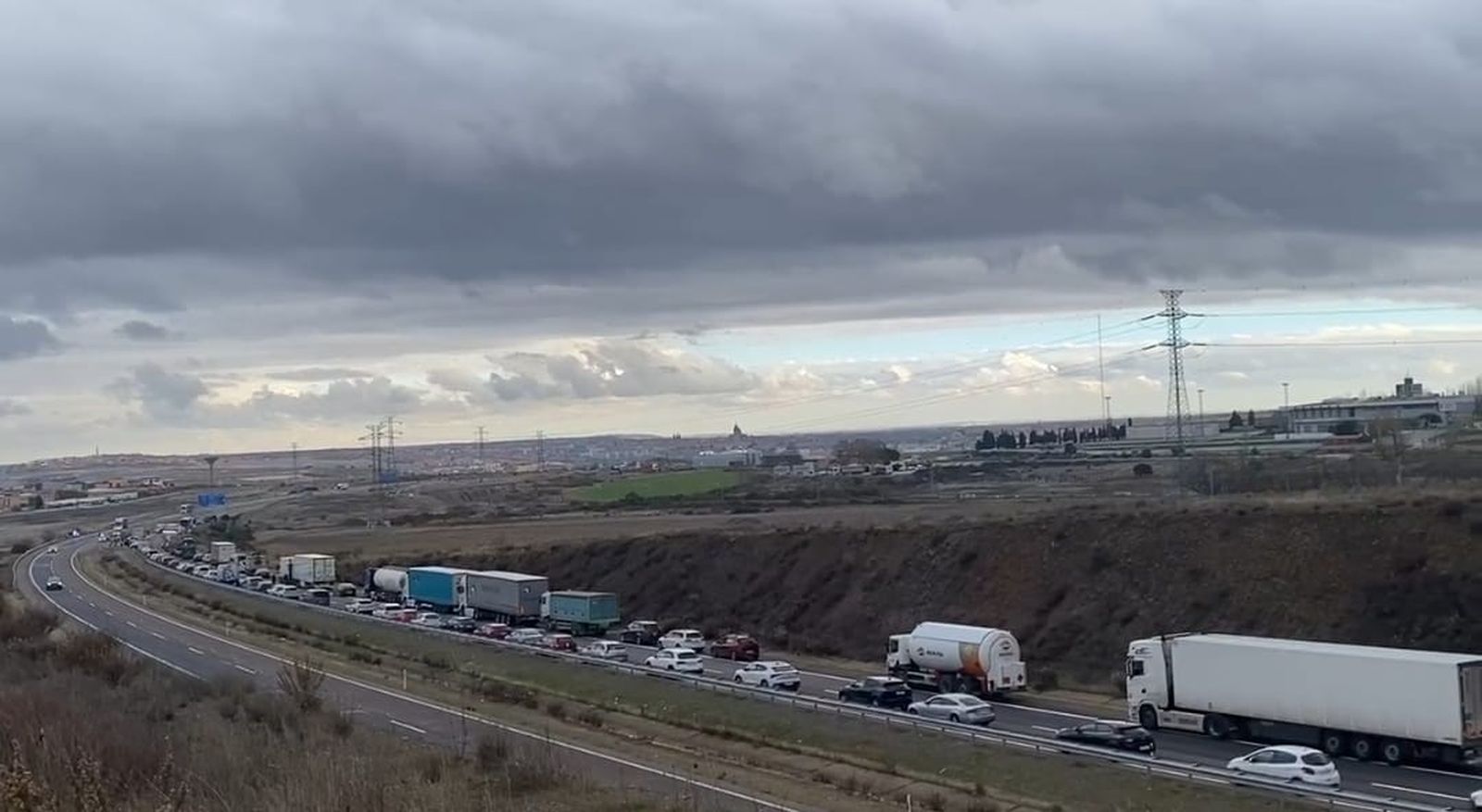 Retenciones kilométricas tras el vuelco de un camión en la A-62, a su paso por Salamanca