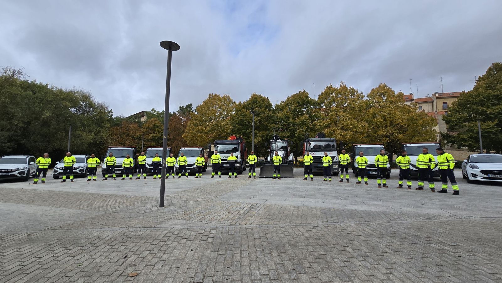El concejal de Fomento, Fernando Carabias, presenta la nueva maquinaria para el mantenimiento de viales de la ciudad