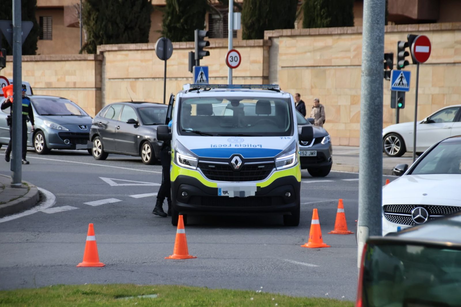Colisión entre moto y turismo en la rotonda Ciudad de Brujas