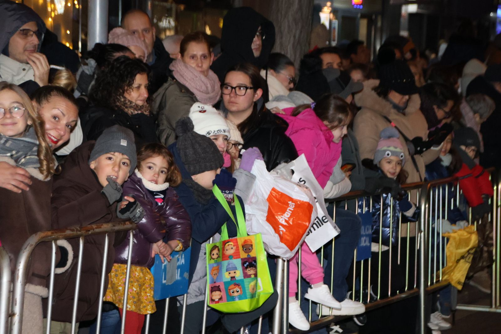 Niños y mayores viven con ansia el paso de la Cabalgata de Salamanca 2026