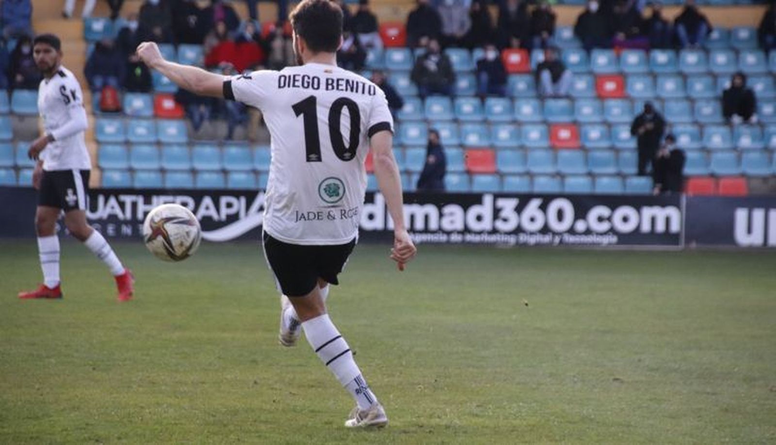 Diego Benito lanza una falta ante el Coruxo | FOTO SALAMANCA24HORAS.COM