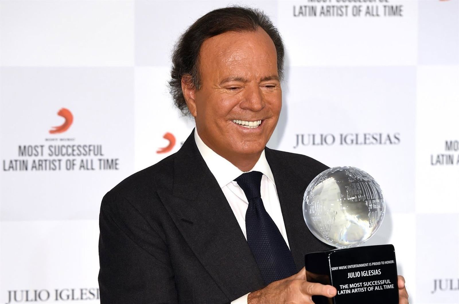 Julio Iglesias recibiendo un premio