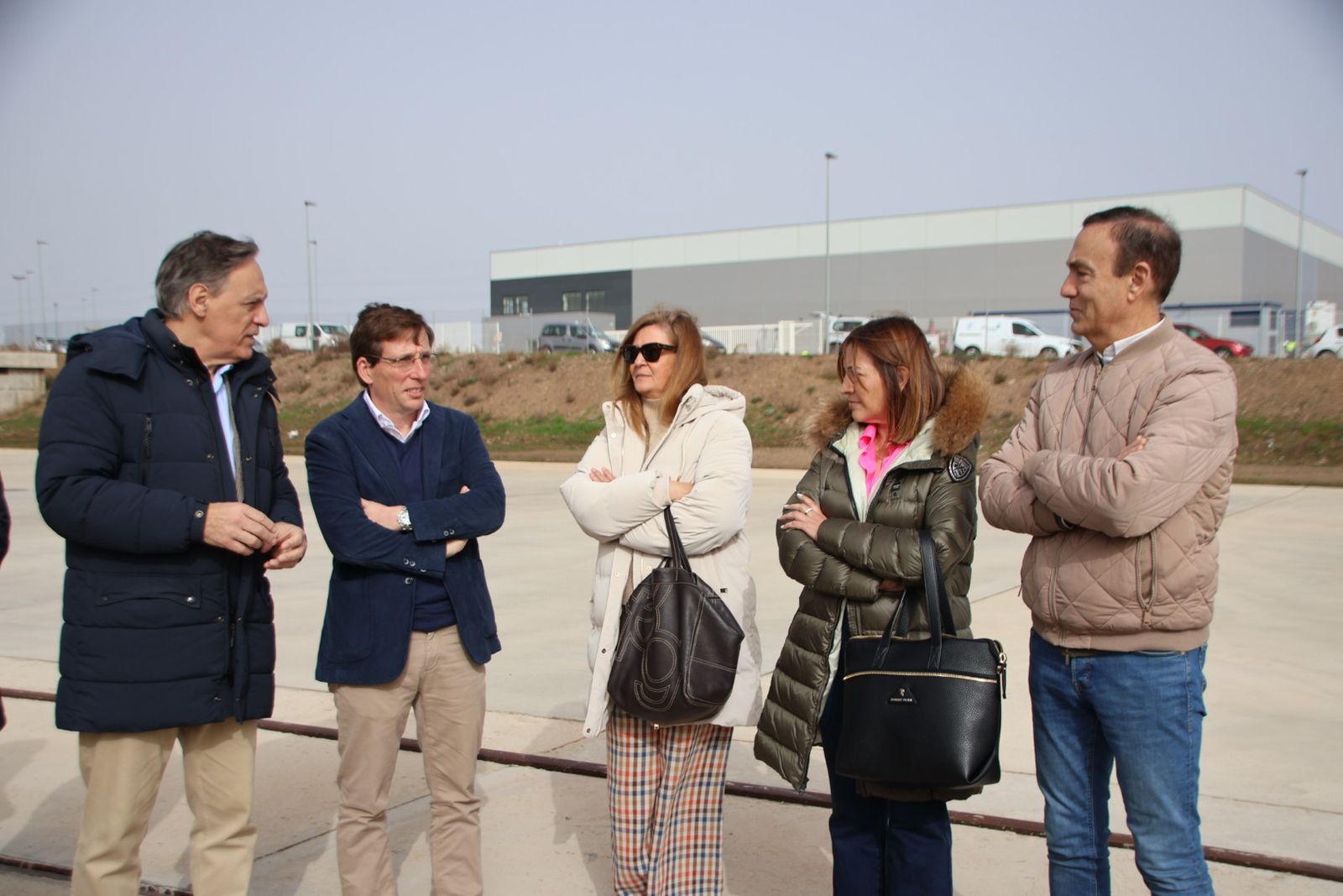 José Luis Martínez Almeida y Carlos García Carbayo, atienden a los medios de comunicación antes de realizar una visita al Puerto Seco de Salamanca