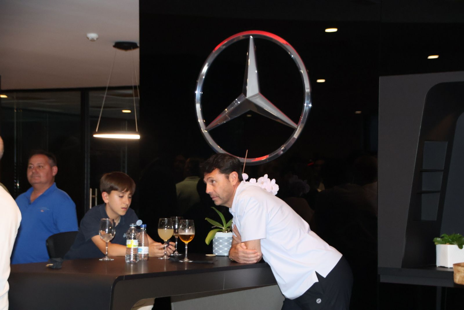 Presentación dos coches en la mercedes