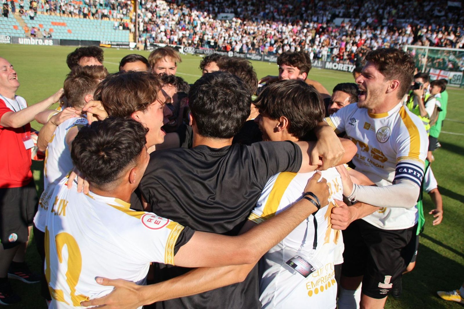 Amaro celebra el ascenso a Segunda RFEF con sus compañeros | FOTO ANDREA MATEOS