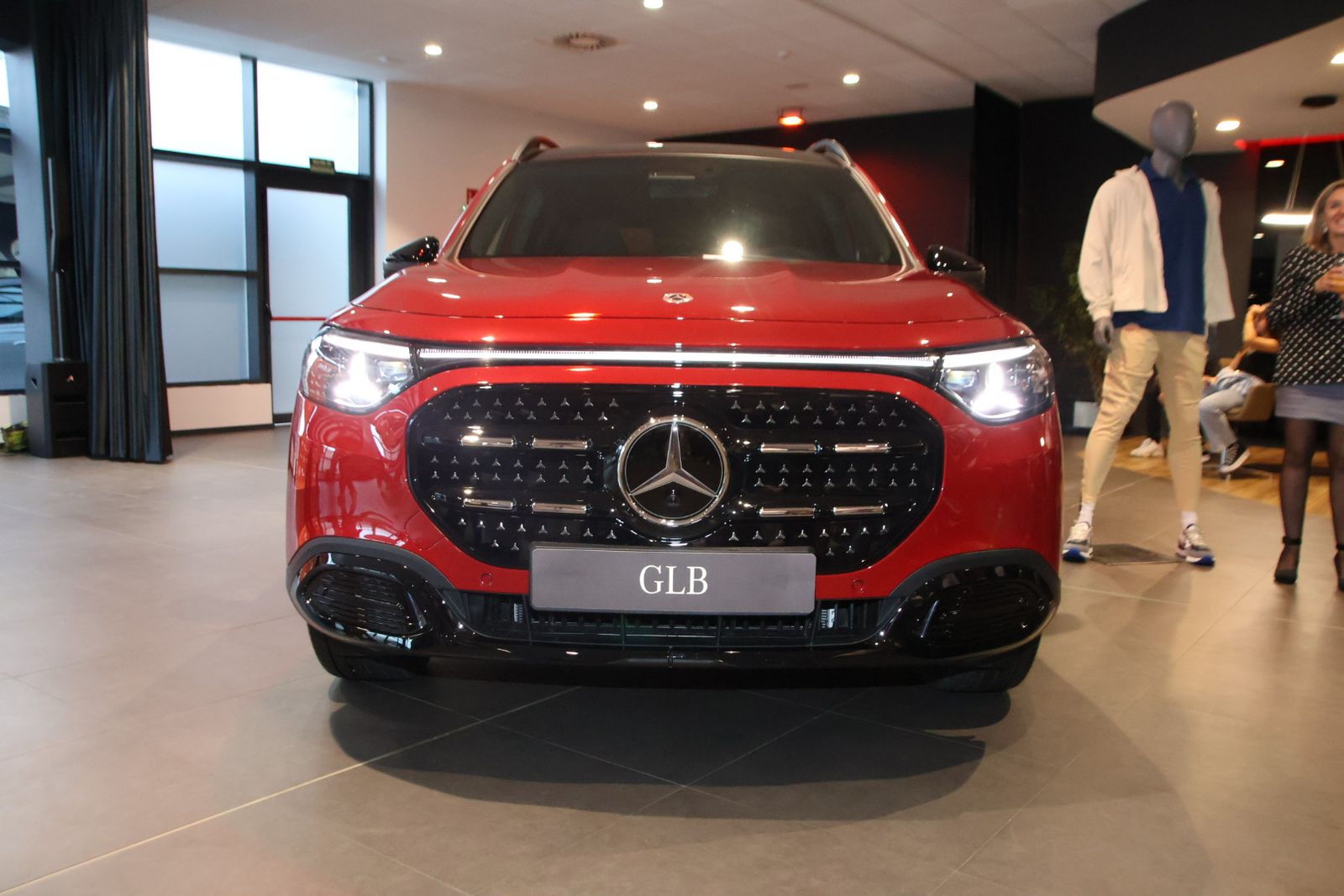 Presentación dos coches en la mercedes