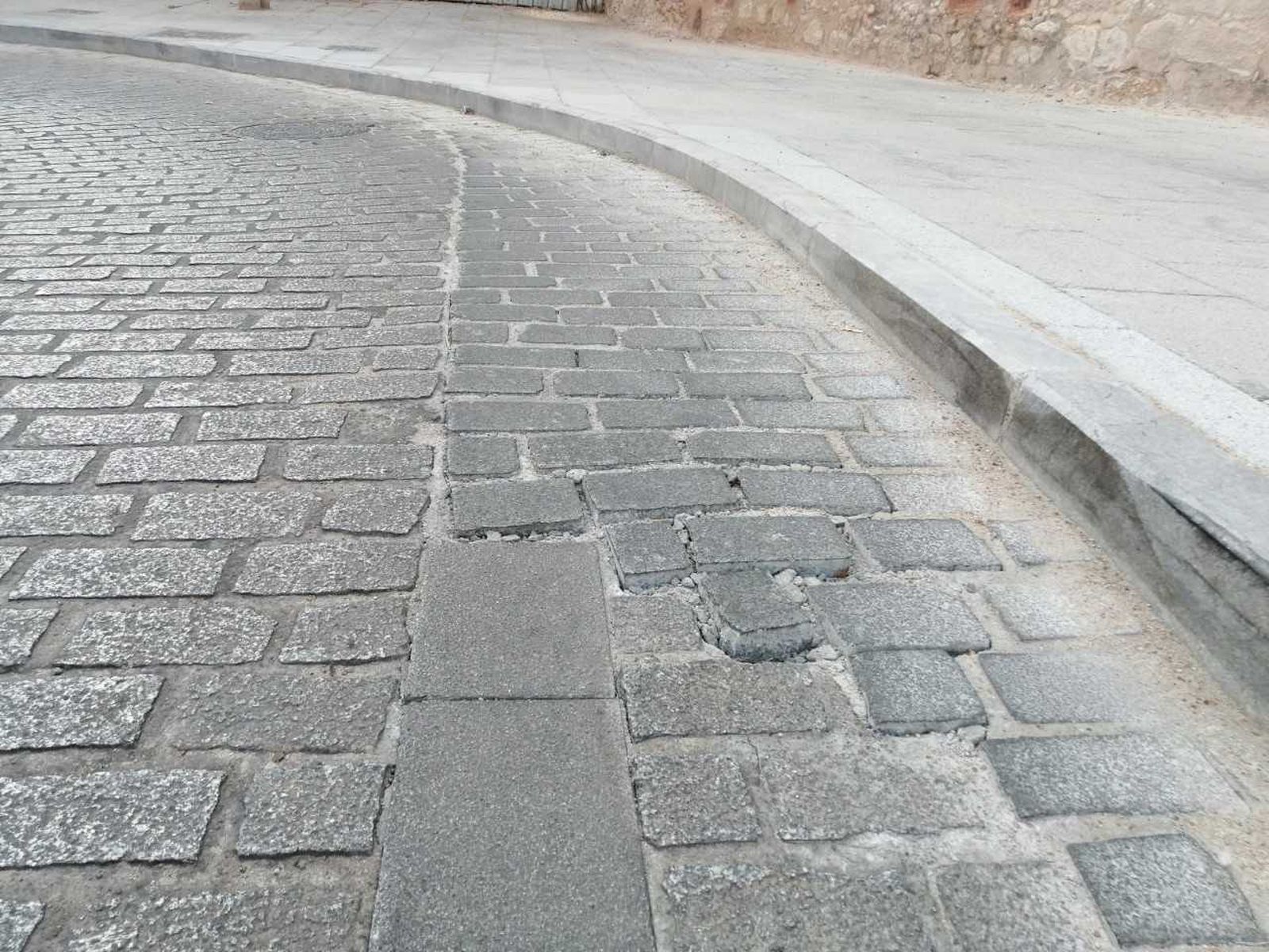 Los nuevos adoquines de El Piñedo. UPL 2