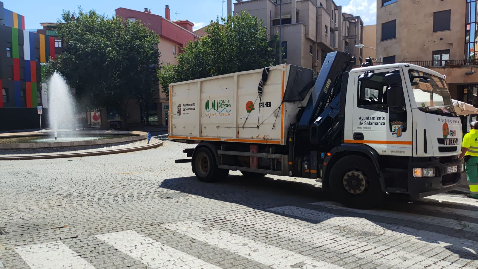 Retirada de un árbol caído en la plaza del Oeste. Foto de archivo