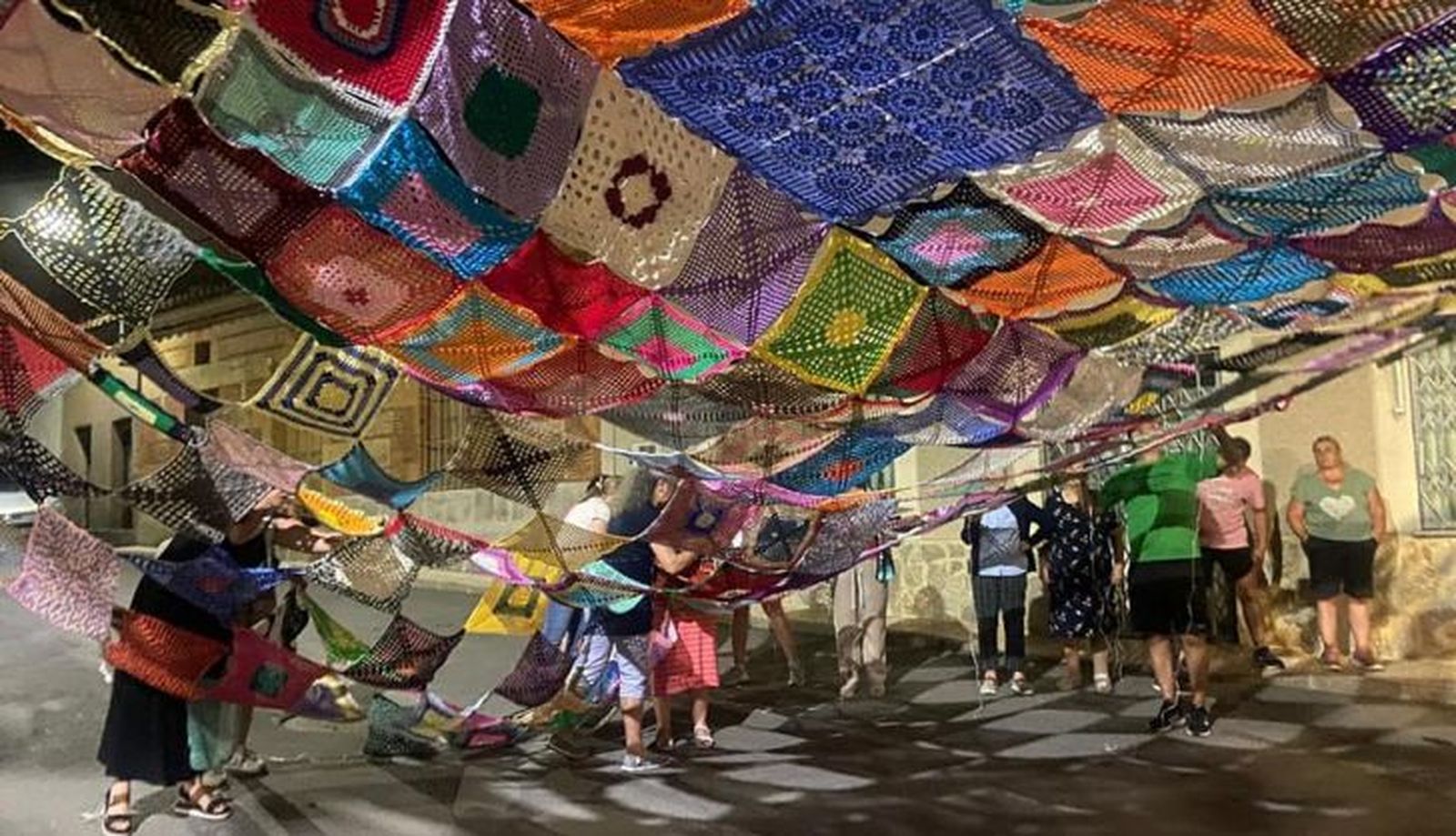 Toldo de ganchillo en la plaza de Villoruela. Foto Villoruela se Mueve (1)