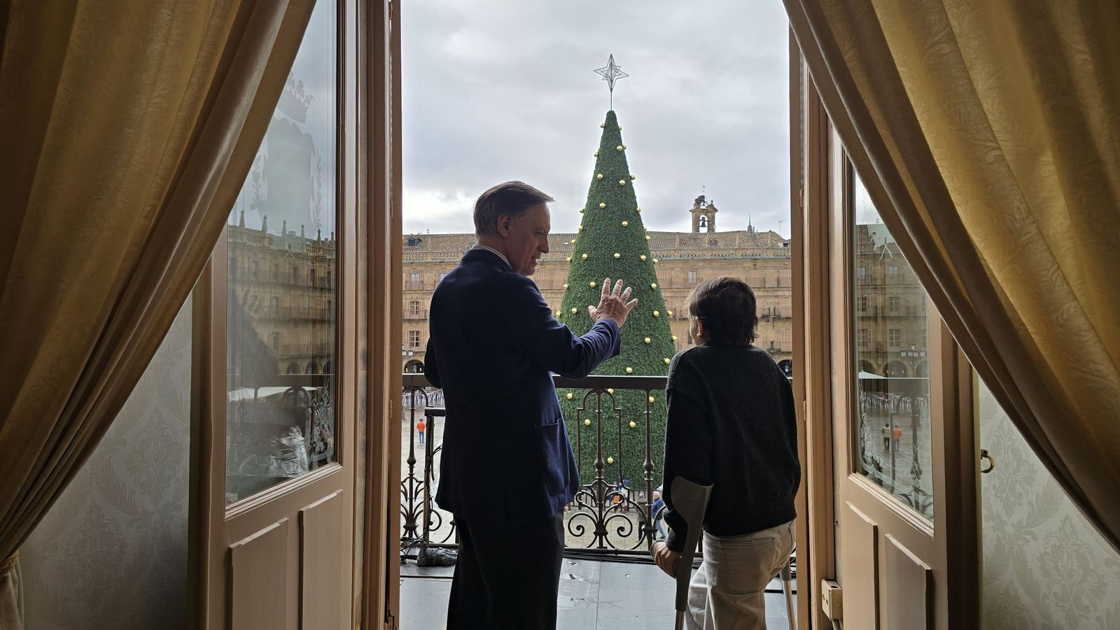 El alcalde de Salamanca, Carlos García Carbayo, recibe a María Caamaño, de La Sonrisa de María