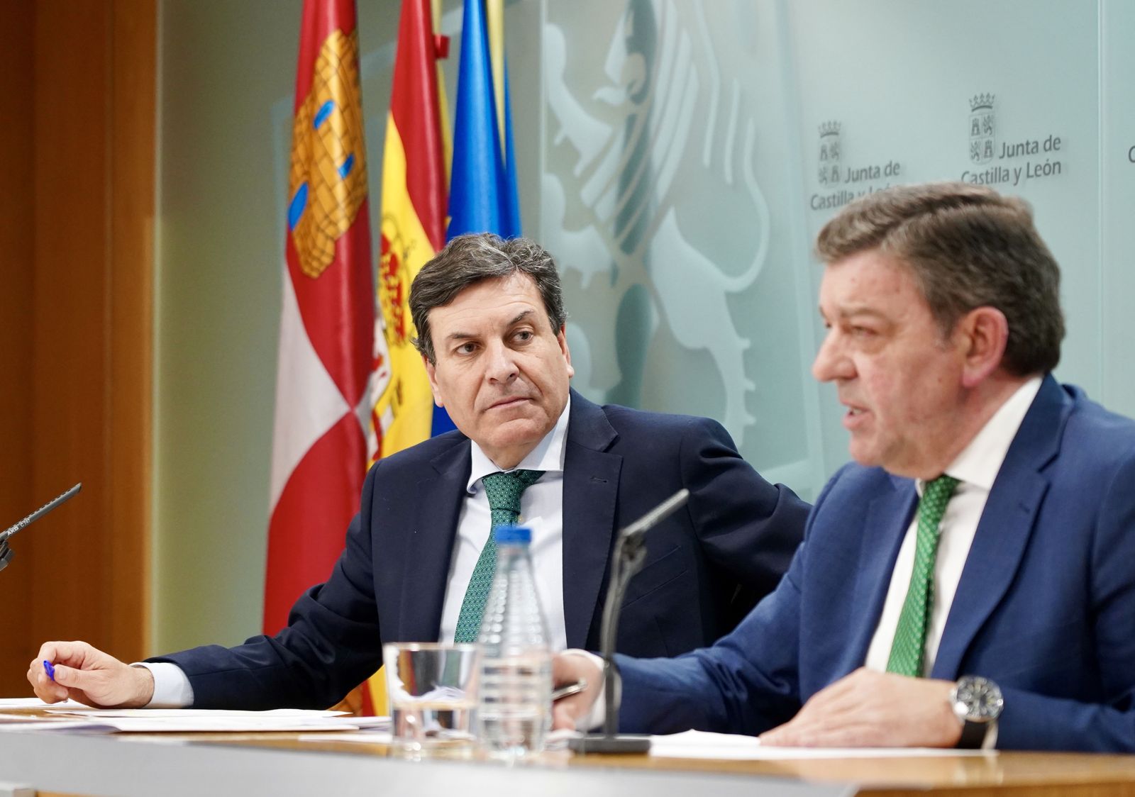 Leticia Pérez  ICAL. El consejero de Economía y Hacienda y portavoz, Carlos Fernández Carriedo, y el consejero de la Presidencia, Luis Miguel González Gago