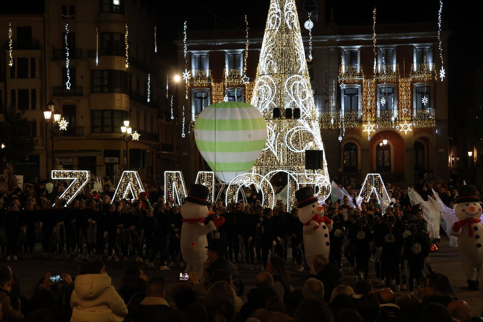 GALERÍA | El animado pasacalles de Escena por el centro de Zamora, en imágenes