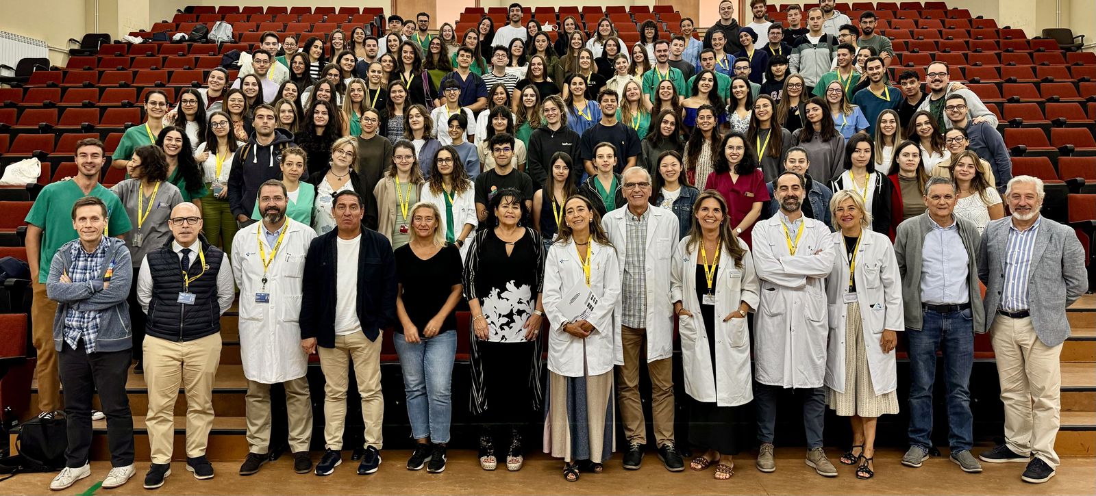 Recepción de los alumnos de sexto de medicina por parte de la Directora Gerente, Carmen Rodríguez Pajares