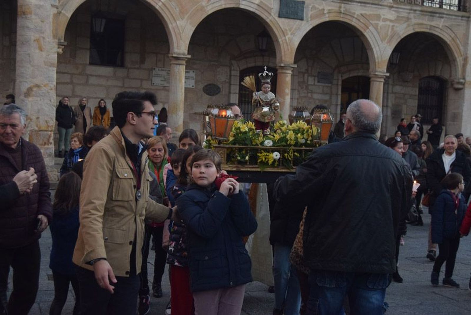 las-candelas-vuelven-a-unir-la-iglesia-de-san-juan-con-la-de-san-vicente-98