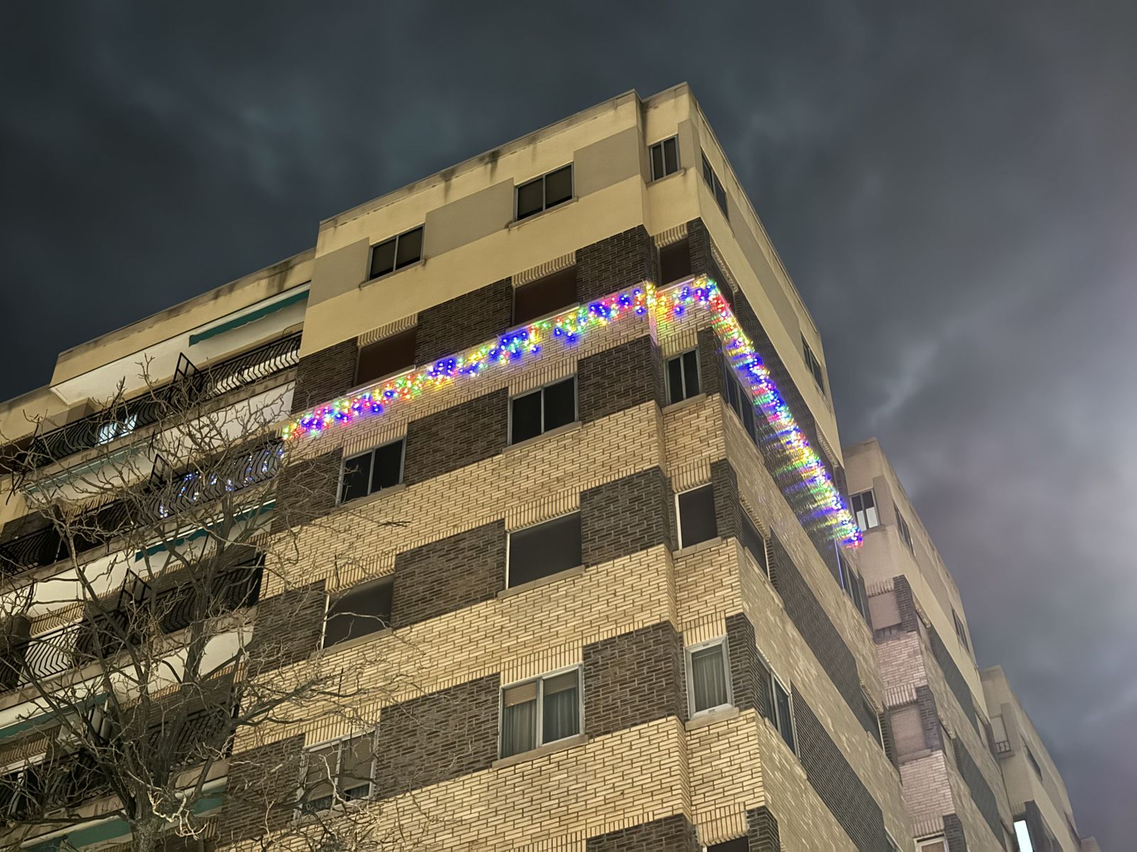 a-c-c-c-decoracion-navidena-en-un-edificio-de-la-avenida-alfonso-ix-de-leon-2