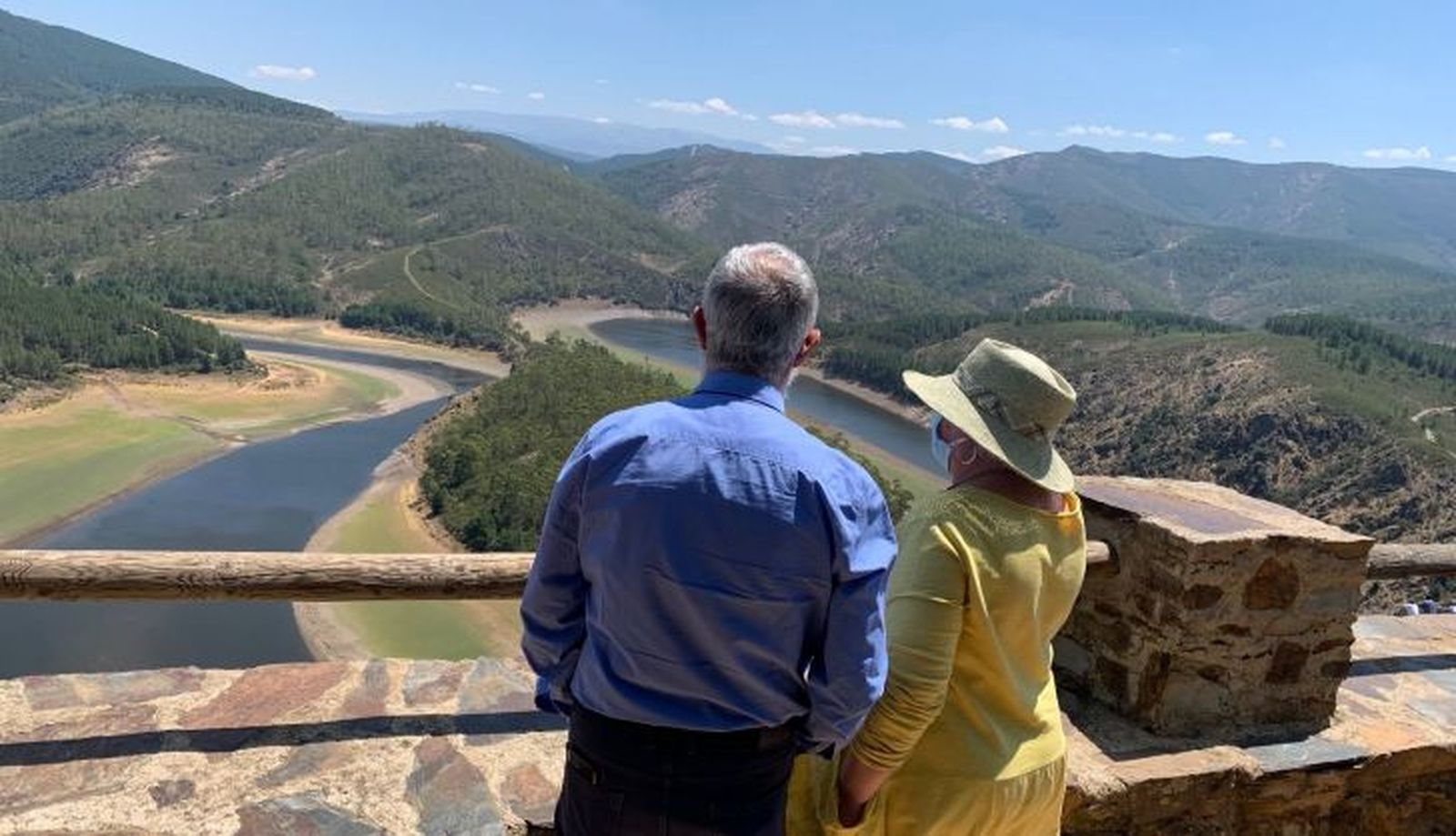 La subdelegada del Gobierno en Salamanca, Encarnación Pérez, y el subdelegado del Gobierno en Cáceres, José Antonio Muñoz (3)