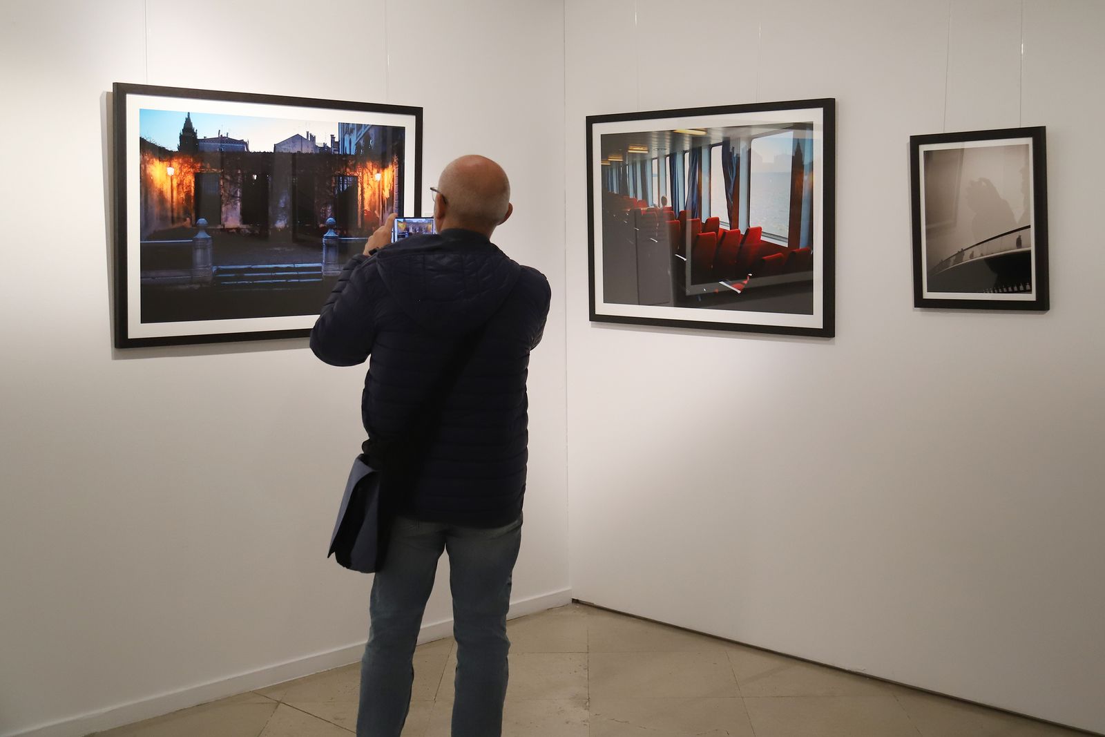 Un hombre saca una fotografía a la muestra 'Ciertos Deslumbramientos' en Zamora