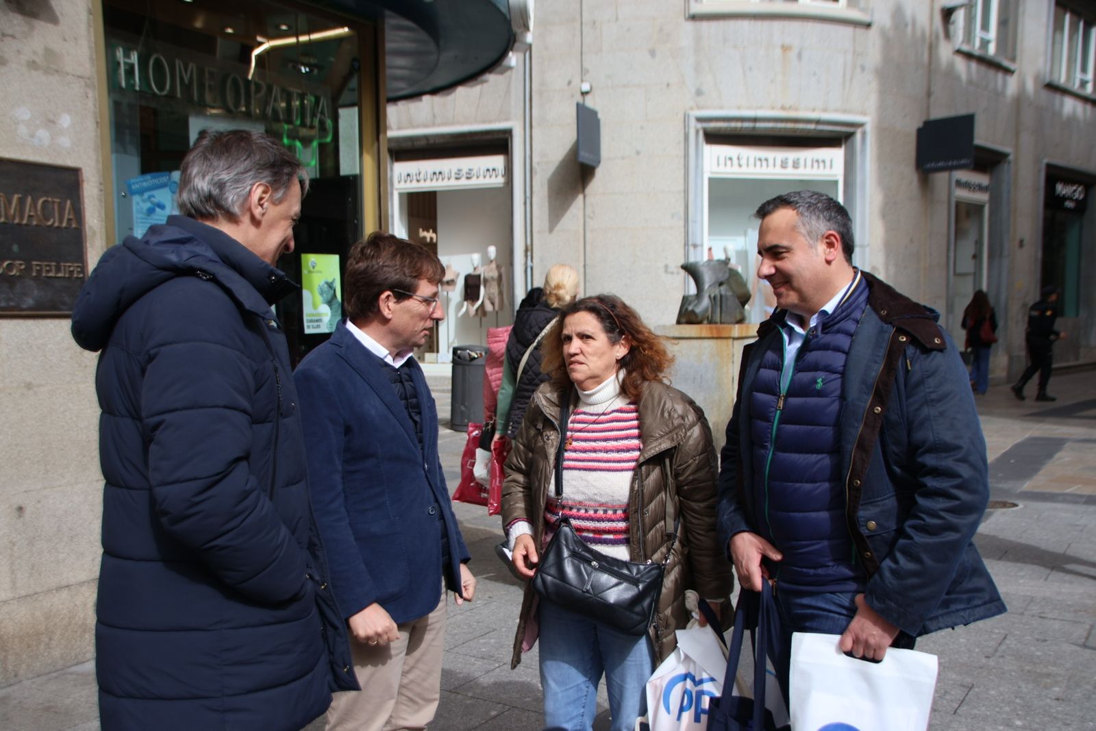 Almeida visita la carpa del pp del Liceo