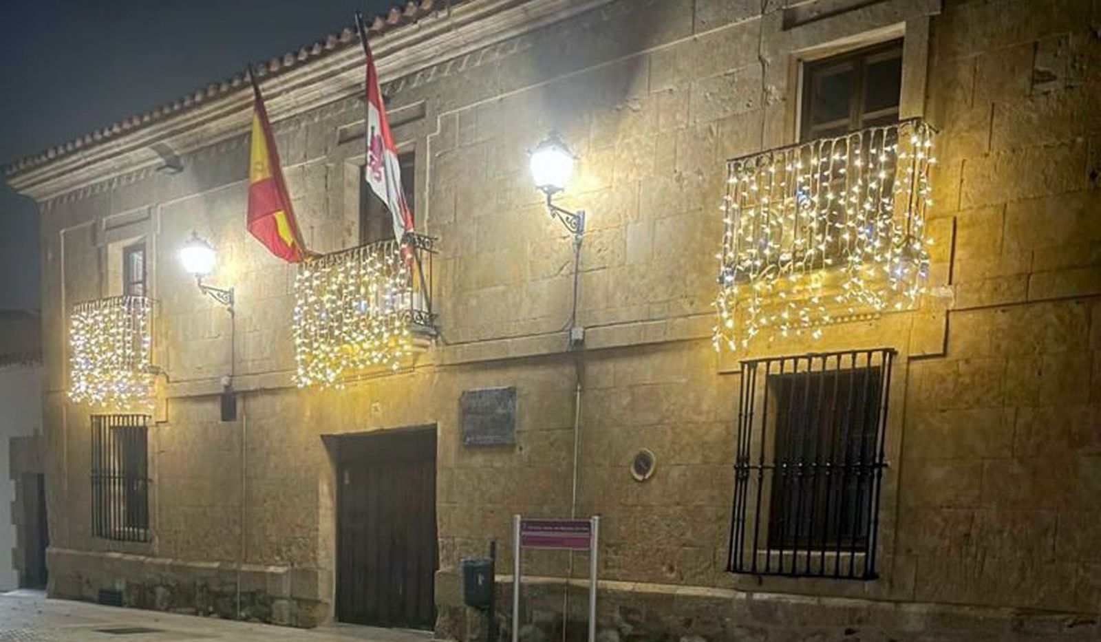 Ayuntamiento de Morales del Vino en Navidad.