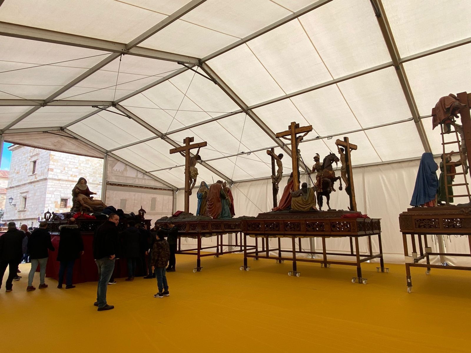 Comienza el traslado de los pasos a la carpa que actuará de Museo en la Semana Santa de 2023