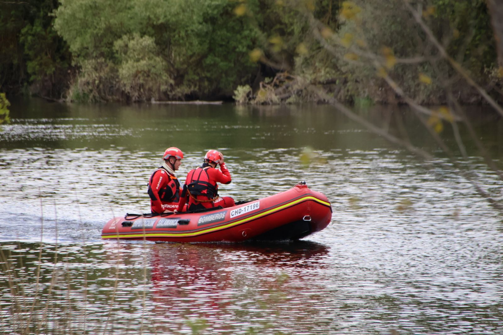 Dispositivo de rescate del cuerpo sin vida en el río Tormes entre Villamayor y Santibañez del Río