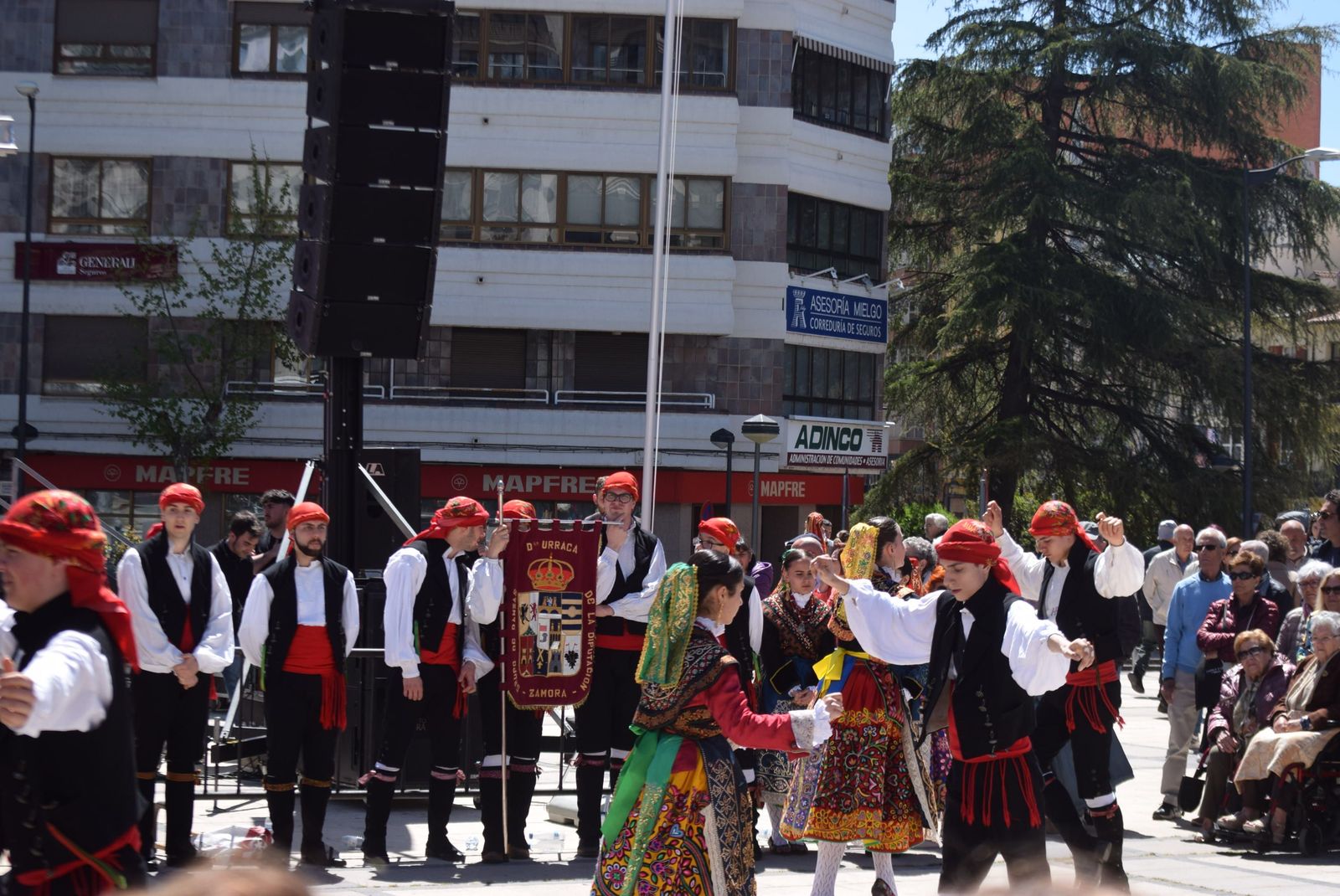 actuacion-dona-urraca-en-la-marina-40