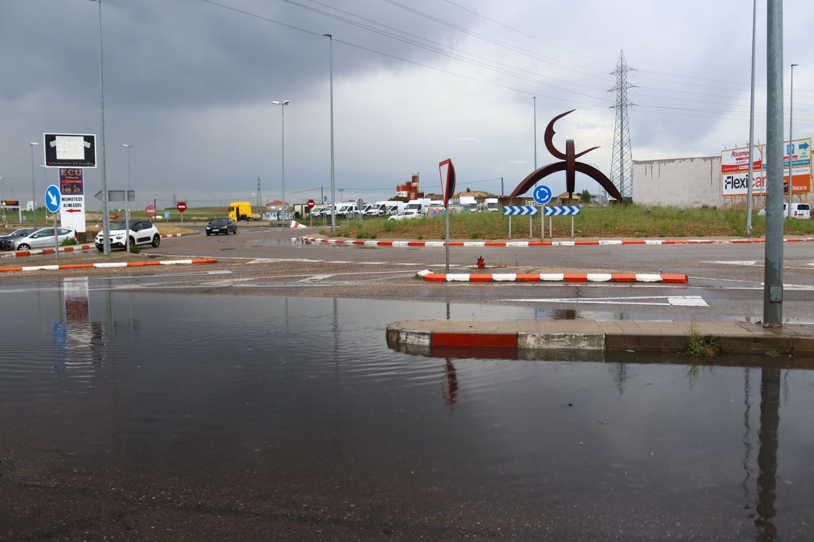 Grandes balsas de agua anegan parte del polígono de los Villares tras la tormenta